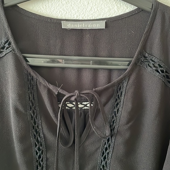 Daniel Rainn flowy short flutter sleeve maternity top. Black - Picture 5 of 6